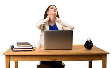 Onu laptop ve boyun ağrısı ile çalışan iş kadın