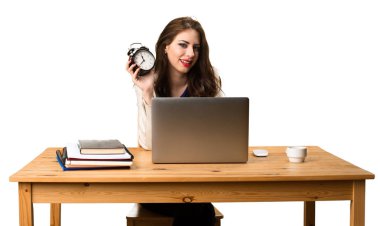 Onu laptop ile çalışma ve vintage saat tutan bir iş kadını