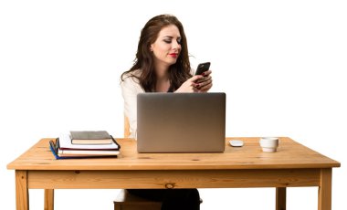 Onu laptop ile ve onun mobil çalışma iş kadını