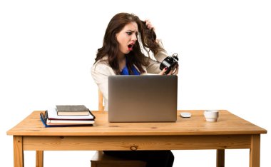 Onu laptop ile çalışma ve vintage saat tutan bir iş kadını