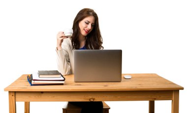 Onu laptop ile çalışan ve bir fincan kahve holding iş kadını