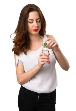 Güzel genç kız bir koku ile