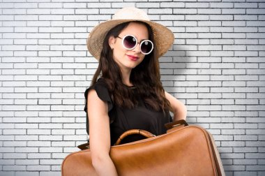 Bir tuğla duvar bavulla güzel genç kız