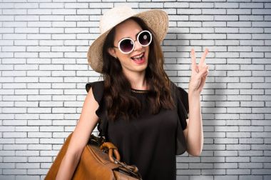 Zafer jest yapma bavulla güzel genç kız 