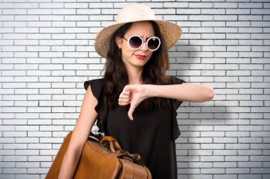 Güzel genç kız kötü sinyal bir BRI yapma bavulla