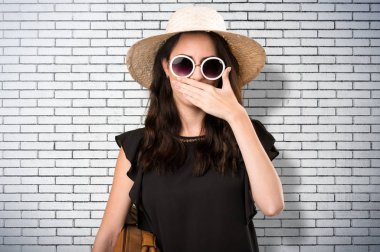 Sürpriz bir jest yapma bavulla güzel genç kız