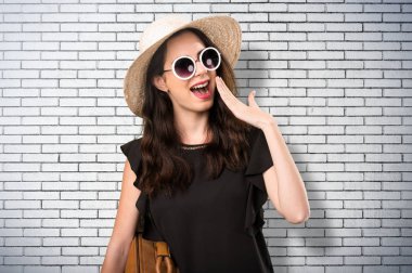 Sürpriz bir jest yapma bavulla güzel genç kız