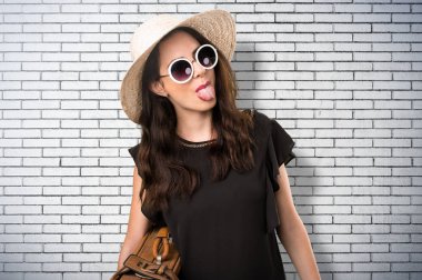 Güzel genç kız dilini almayı bavulla bir