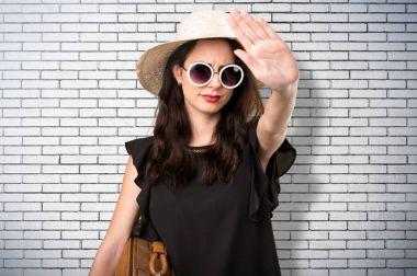 Dur işareti bir bric yapma bavulla güzel genç kız