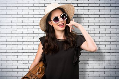 Güzel genç kız bavulla telefon jest yapma bir 