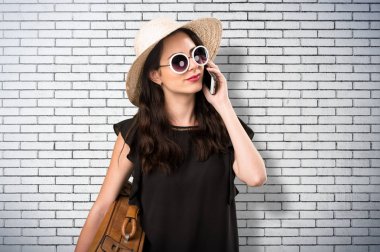 Güzel genç kız bir BRI için mobil söz bavulla