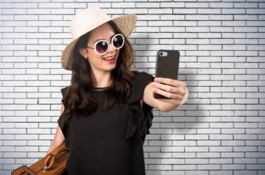 Bir selfie bir tuğla yapma bavulla güzel genç kız