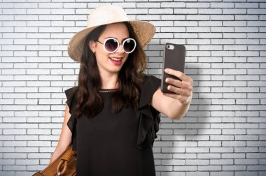 Bir selfie bir tuğla yapma bavulla güzel genç kız
