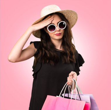 Güzel genç kız alışveriş çantası renkli b ile sinirli