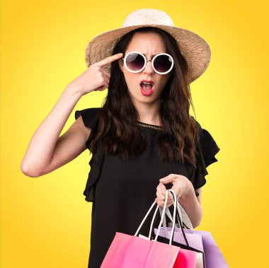 Güzel genç kız alışveriş çantası deli jest yapma ile 