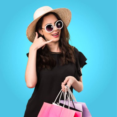 Güzel genç kız alışveriş çantası telefon jest yapma ile 