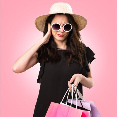 Güzel genç kız alışveriş çantası kulakları col üzerinde kaplama ile