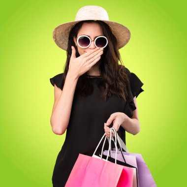 Güzel genç kız alışveriş çantası ağzını co üzerinde kaplama ile