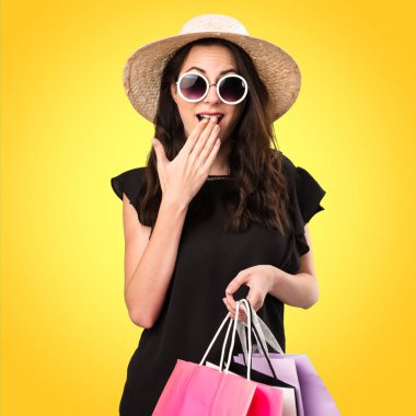 Güzel genç kız alışveriş çantası sürpriz jest yapma ile 