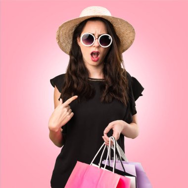 Güzel genç kız alışveriş çantası sürpriz jest yapma ile 