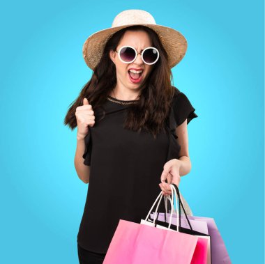 Güzel genç kız alışveriş çantası üzerinde renkli bac bağırarak ile