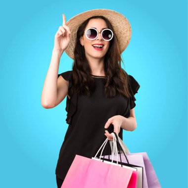 Güzel genç kız alışveriş çantası üzerinde renkli yukarıyı ile 