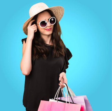 Güzel genç kız alışveriş çantası şüpheleri üzerinde colorfu ile