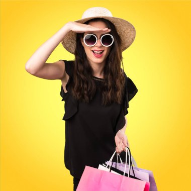 Güzel genç kız ile alışveriş çantası bir şey col üzerinde gösterilen