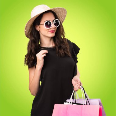 Güzel genç kız ile alışveriş çantası colo üzerinde kendini gurur