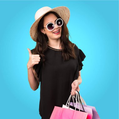 Güzel genç kız ile colorfu üzerinde başparmak ile alışveriş çantası