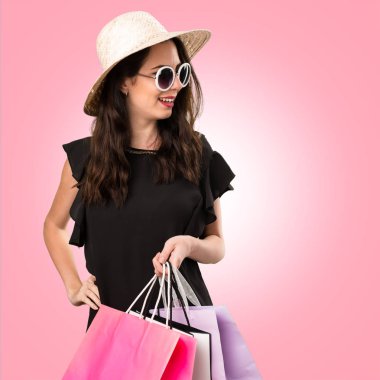 Güzel genç kız ile alışveriş çantası rengine yanal arıyorsunuz