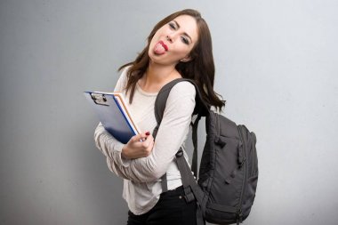 Öğrenci kadın dilini dokulu arka plan üzerinde yaptırmayı