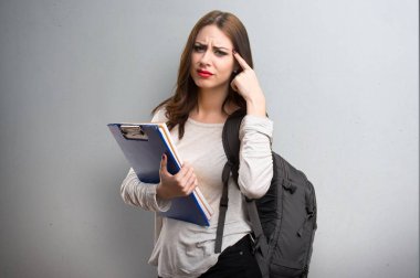 Öğrenci kadın deli hareketi üzerinde dokulu arka plan yapma