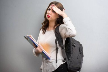 Sinirli öğrenci kadın dokulu arka plan üzerinde