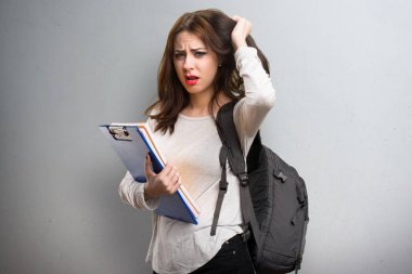 Sinirli öğrenci kadın dokulu arka plan üzerinde