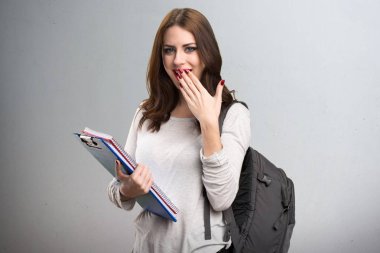 Sürpriz bir jest yapma öğrenci kadın dokulu arka plan