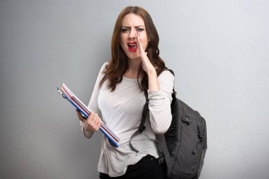 Dokulu arka plan üzerine bağırarak öğrenci kadın