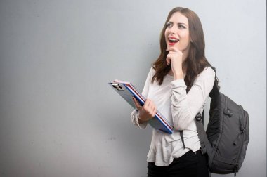 Öğrenci kadın dokulu arka plan üzerinde düşünme