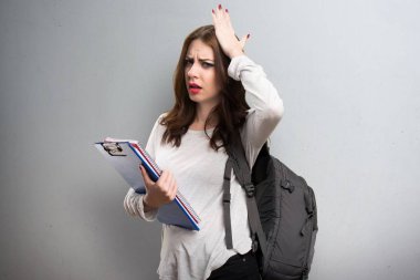 Şüpheleri dokulu arka plan üzerinde öğrenci kadın