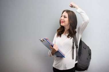 Şanslı öğrenci kadın dokulu arka plan üzerinde