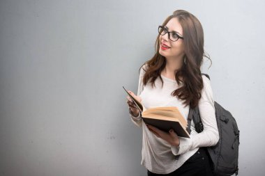 Mutlu öğrenci kadın dokulu arka plan üzerinde