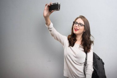 Öğrenci kadın bir selfie üzerinde dokulu arka plan yapma