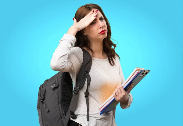 Mujer estudiante frustrado en fondo colorido —  Fotos de Stock