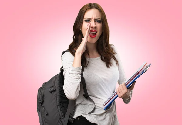 Estudiante gritando sobre fondo colorido — Foto de Stock