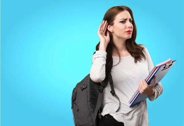Student vrouw luisteren iets op kleurrijke achtergrond — Stockfoto