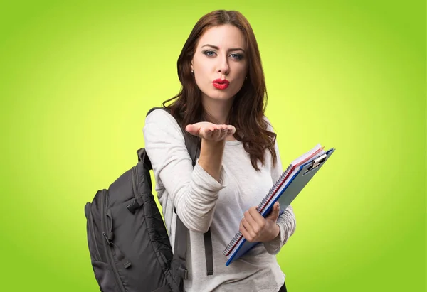 Estudiante enviando un beso sobre fondo colorido — Foto de Stock