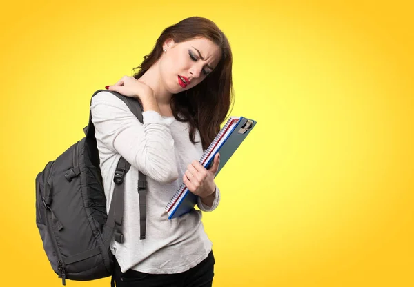 Student vrouw met nekpijn op kleurrijke achtergrond — Stockfoto