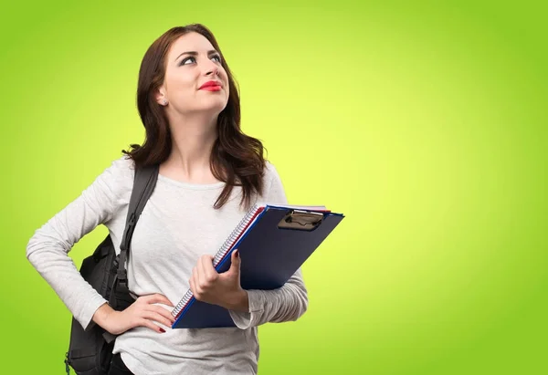 Mujer estudiante mirando hacia arriba en fondo colorido —  Fotos de Stock