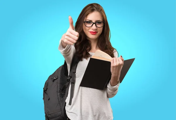 Mujer estudiante feliz en fondo colorido —  Fotos de Stock