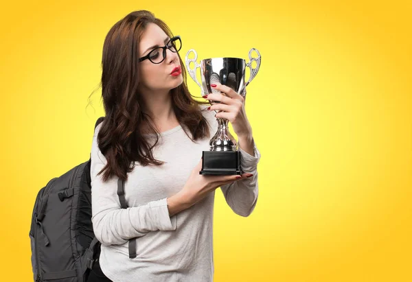 Estudante mulher segurando um troféu no fundo colorido — Fotografia de Stock